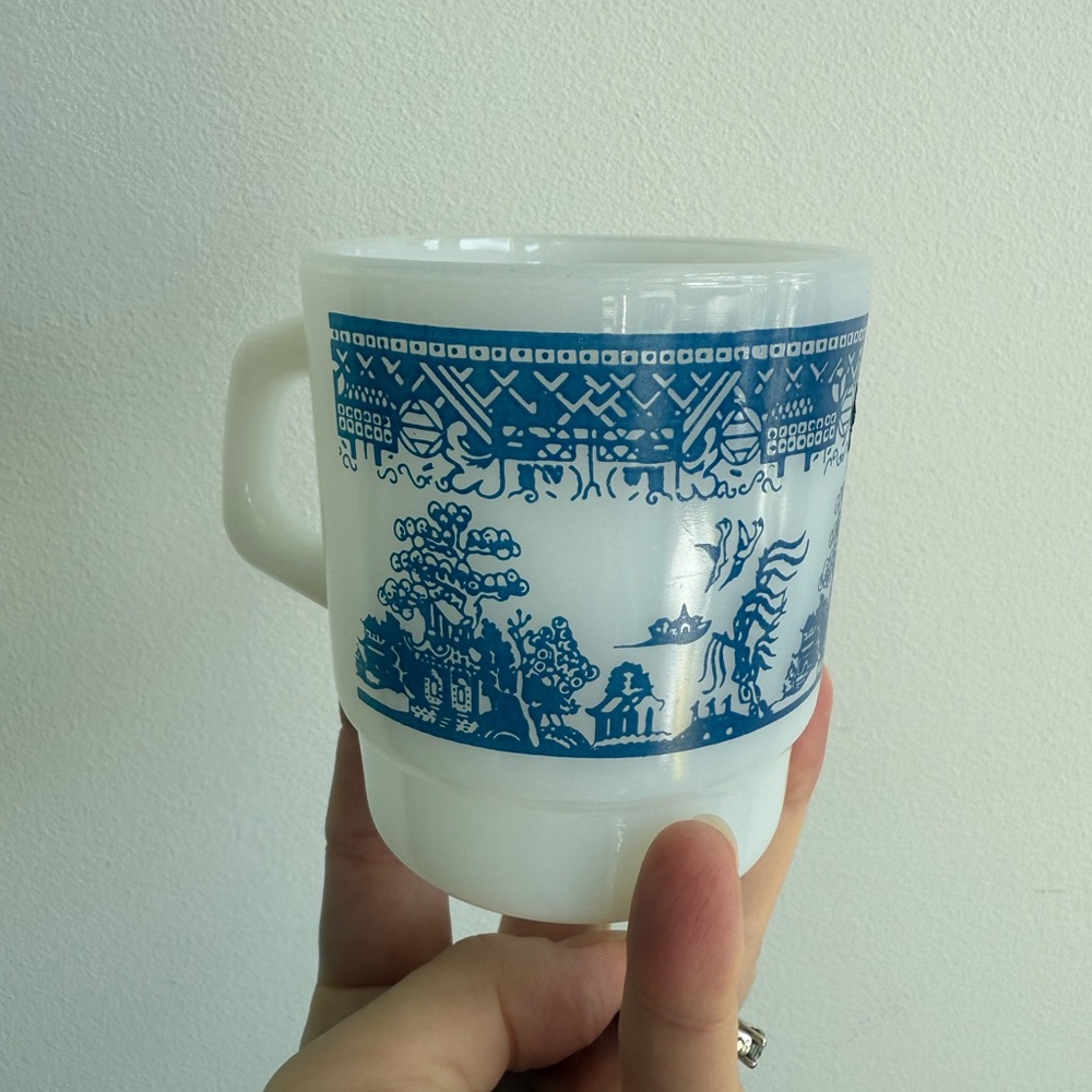 Vintage Anchor Hocking Blue Willow
D ring milkglass mug